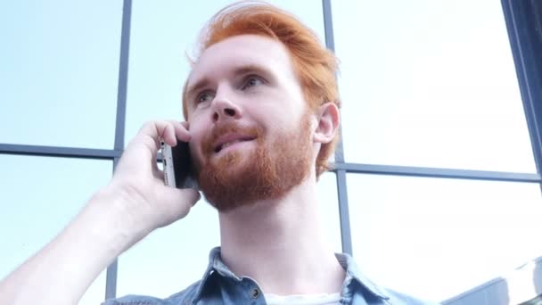 Ocupado hablando por teléfono, de pie al aire libre — Vídeo de stock