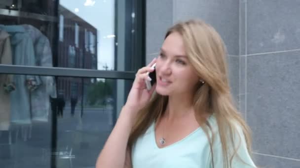 Chodící dívka mluví o telefonu — Stock video