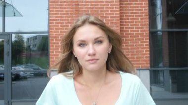 Açık yürüyen kız