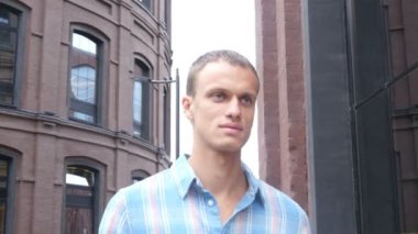 Office için giden adam, yürüyüş düşünme