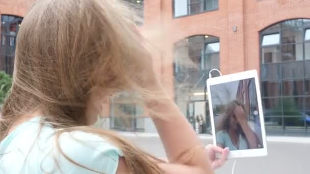 Chat de vídeo en línea al aire libre vía Tablet de Beautiful Girl — Vídeos de Stock