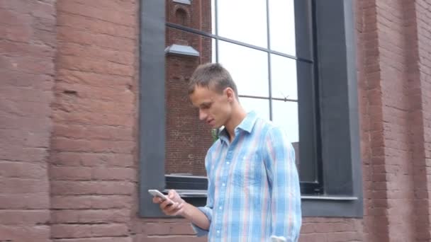 Walking Man Utilisation de Smartphone, Aller au bureau — Video