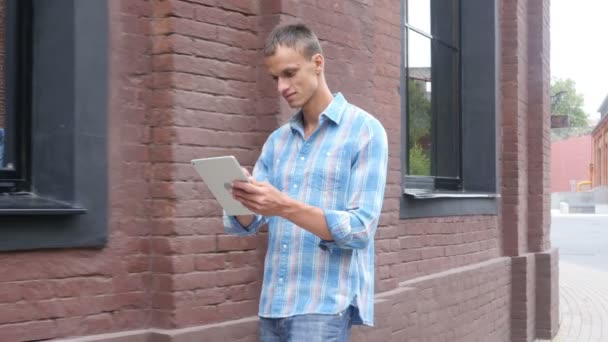Прогулянка людиною за допомогою планшета, перехід до офісу, повільний рух — стокове відео