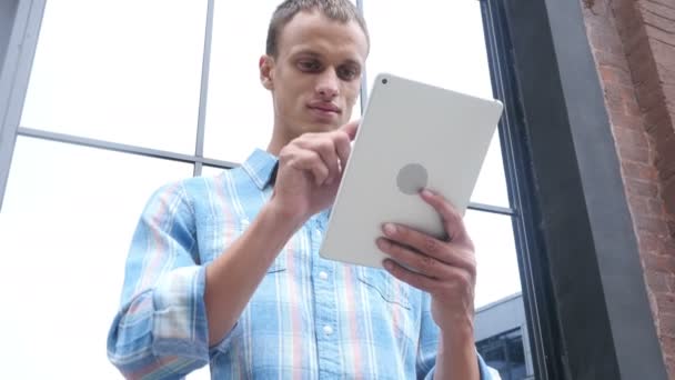 Står Man med hjälp av TabletPC — Stockvideo