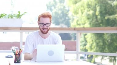 Online Video iletişim, sohbetle ofisi, açık balkonda oturan adam