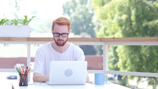 Succes, het winnen van de Deal, opgewonden Man zit op balkon buiten — Stockvideo