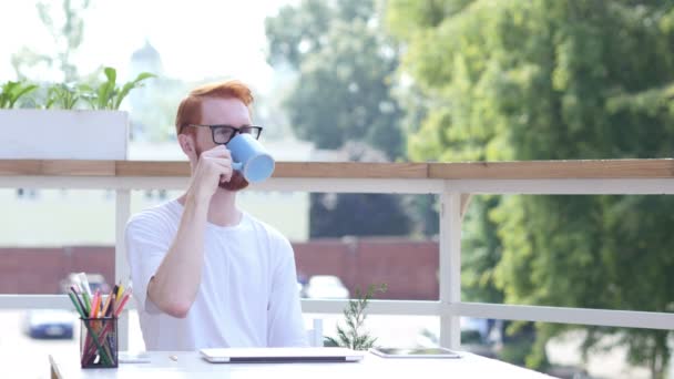 Kávét iszik a szünetben, ülő-ban Hivatal kültéri erkély — Stock videók