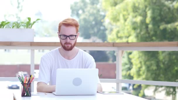 Sign of Victory by Man Sitting in Balcony of Office, Outdoor — Stock Video
