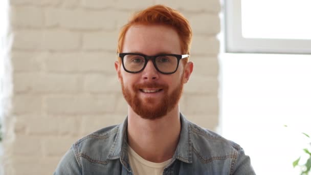 Портрет улыбающегося мужчины с рыжими волосами и бородой — стоковое видео