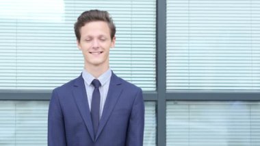 gülümseyen genç işadamı