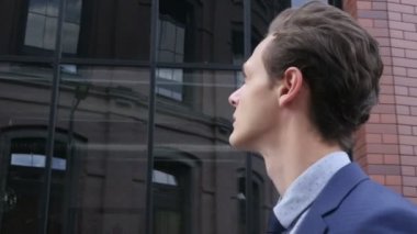 İşadamı, yan görünüm, açık yürüyüş