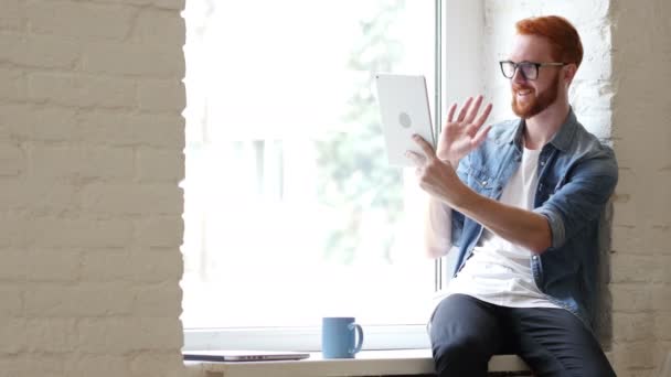 Homme aux cheveux barbes et rouges utilisant une tablette pour le chat vidéo, Skype, Temps de visage — Video