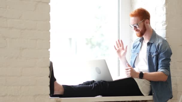 Chat Online de Vídeo no Laptop, Sentado Homem Casual na Janela — Vídeo de Stock