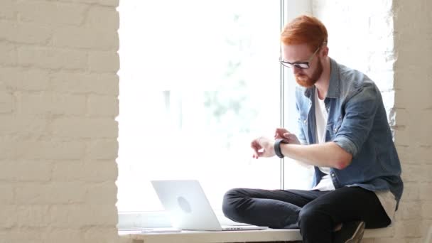 Uso de aplicaciones en Smartwatch mientras está sentado en la ventana Relax Man — Vídeo de stock