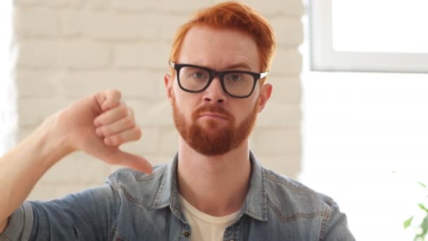 Reação de perda, polegares para baixo, homem insatisfeito com barba e cabelos vermelhos, retrato — Vídeo de Stock