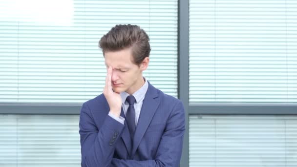 Cansado frustrado jovem empresário, ao ar livre — Vídeo de Stock