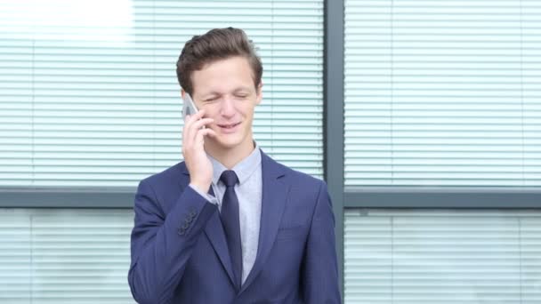 Jovem empresário conversando no telefone, ao ar livre — Vídeo de Stock