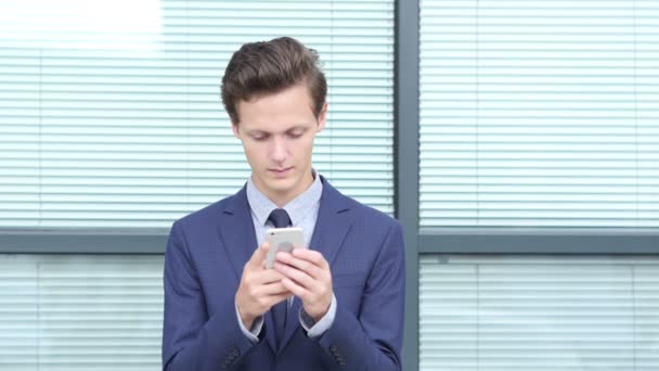 Joven Empresario Usando Smartphone, Al Aire Libre — Vídeo de stock