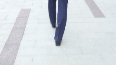 İşadamı ayak yürüme, arkadan görünüm, açık