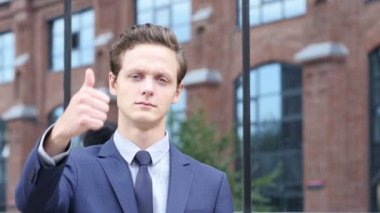 Başparmak yukarıya için başarı işadamı tarafından