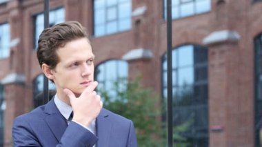 Dalgın genç Businesman, düşünme açık beyin fırtınası