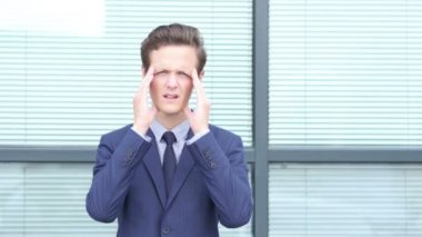 Baş ağrısı, genç işadamı tarafından üzgün jest