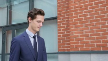 Dalgın genç işadamı yürüyüş