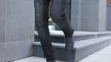 Gergin genç siyah erkek terk bina