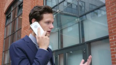 Yürüyüş ve Evet, mutsuz işadamı gergin ve sinirli