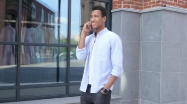 Yürüyüş, raslantı açık Evet mutlu genç adam