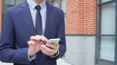 Telefonda tipik metin haber, genç işadamı yürümekten yakın çekim