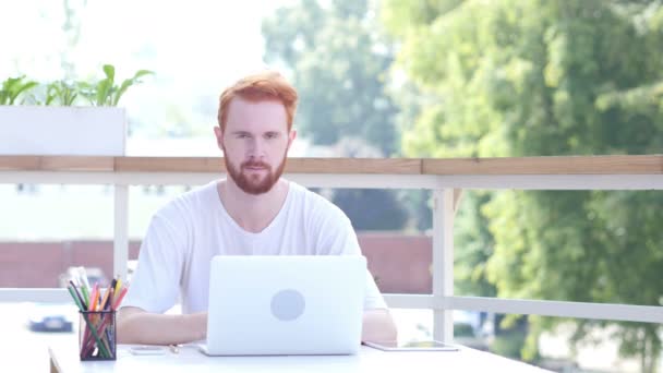 Duimen omhoog door Man zit in het balkon van Office, buiten — Stockvideo