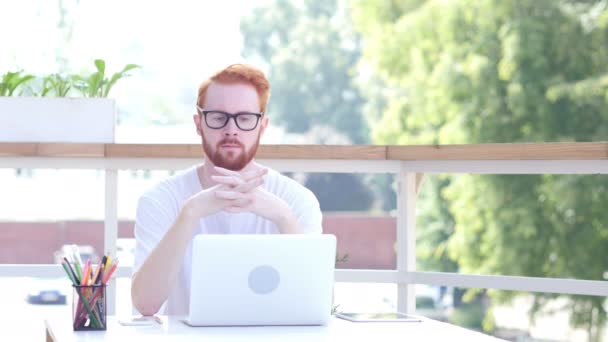 Homme souriant assis dans le balcon du bureau, Extérieur — Video