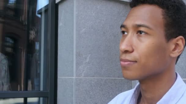 Close up van een jonge zwarte Man Walking — Stockvideo