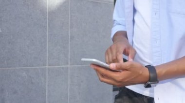 Adam yürüme ve telefon, açık yan görünümü kullanarak yakın çekim