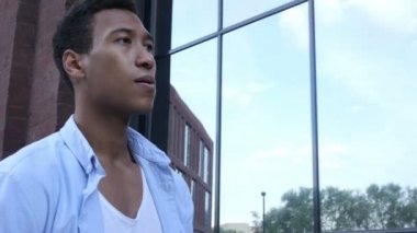 Genç adam yürüme, ağır çekim yakın çekim