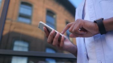 SMS, kısa mesaj Smartphone, ayakta genç siyah erkek Tasarımcısı