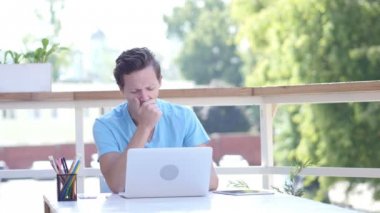 Esneme yorgun Tasarımcısı açık oturma, iş yerinde