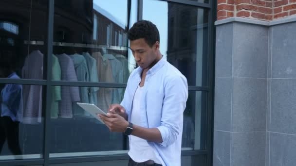 Walking Black Man Utilisation de la tablette pour la navigation, ralenti — Video