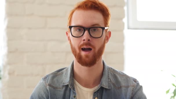 Réaction de la victoire, Succès de l'homme excité avec la barbe et les cheveux rouges, Portrait — Video