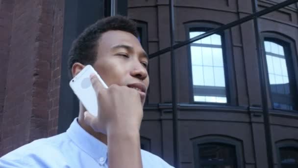 Close Up of Young Man Walking and Talking on Phone, Outdoor — Stok Video