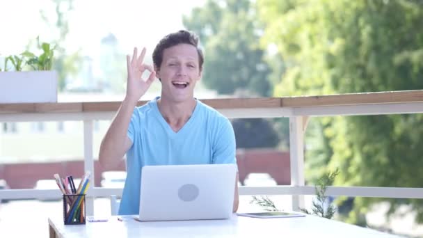 OK podepište dobře mladý muž v práci, na stůl, venkovní — Stock video