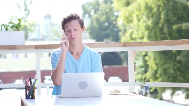 Lycklig Man pratar telefon, sitter på jobbet, Utomhus — Stockvideo