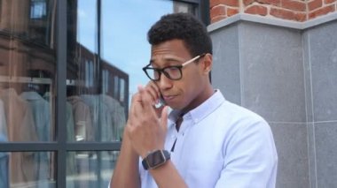 Telefonla konuşurken cevap açık yürüyen adam