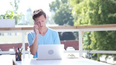 Telefon görüşmesi, başarı, iyi haber kutlama heyecanı