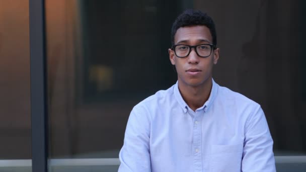 Porträt eines lächelnden jungen schwarzen männlichen Designers — Stockvideo