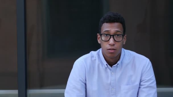 Gebaar van verlies, Business verkeerde aanbiedingen reactie door jonge zwarte Man — Stockvideo