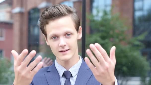 Un geste invitant pour un nouveau projet et une nouvelle opportunité, Portrait de jeune homme d'affaires — Video