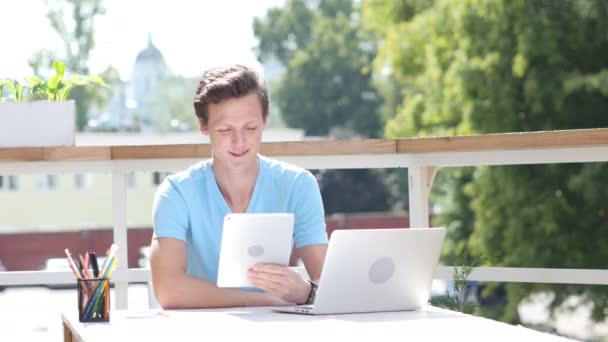 Zonnige dag, Online Video Chat via Tablet terwijl buiten zitten op het werk — Stockvideo