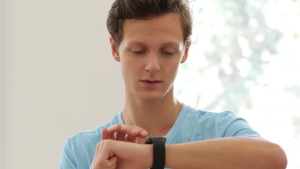 Homme utilisant des applications Smartwatch — Video